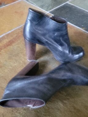 Coclico Black Leather Ankle Booties with Solid Wood Block Heel 40. Made In Spain